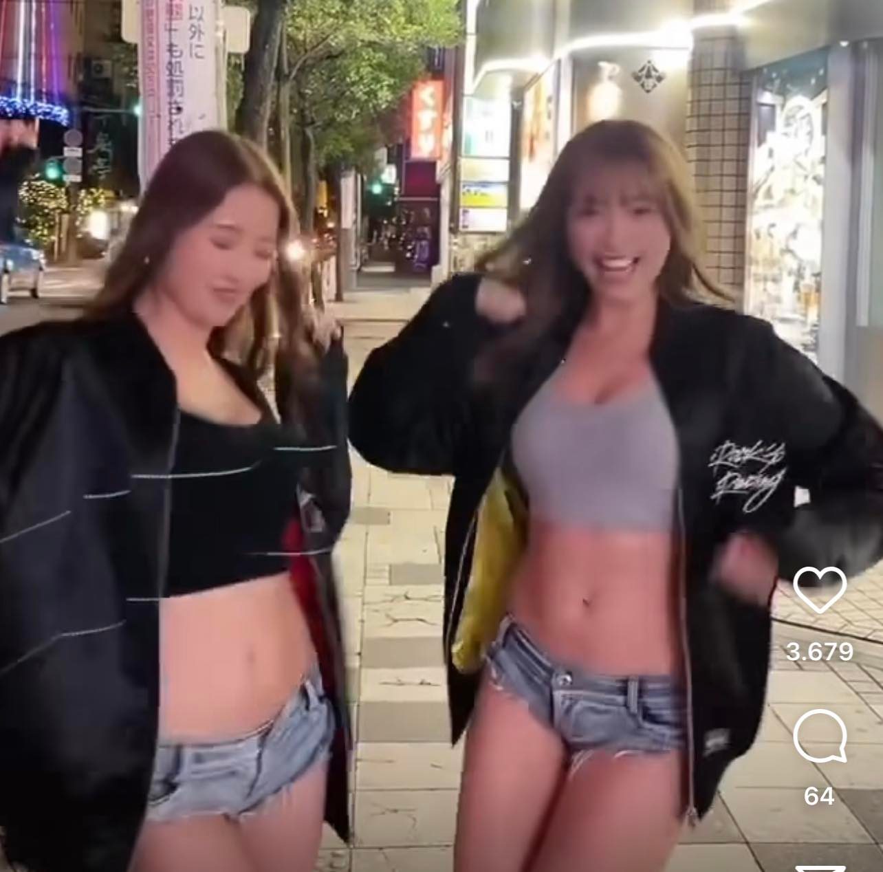 Hai cô gái vô tư nhảy nhót giữa phố với trang phục kiệm vải.