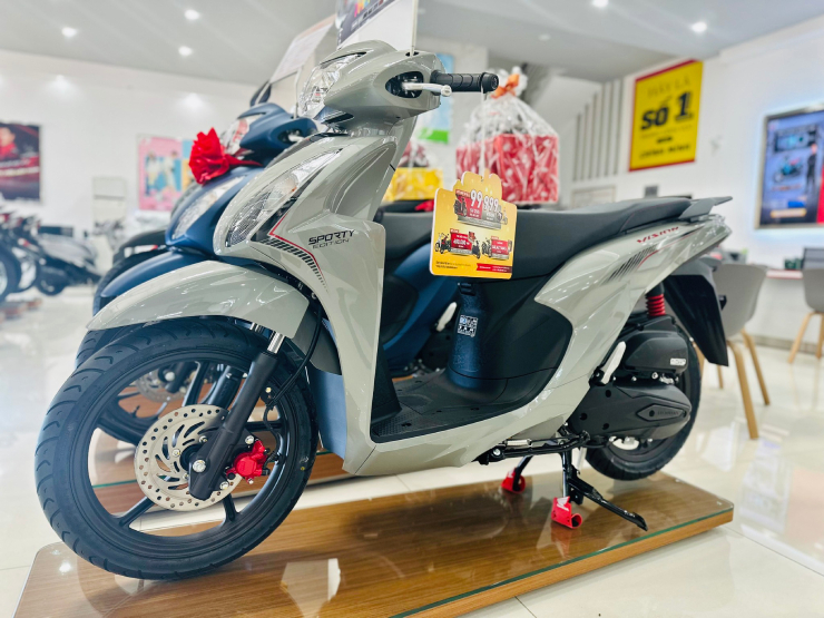 1. Honda Vision: Giá giá đề xuất dao động từ 31,29-36,59 triệu đồng. Hiện giá Honda Vision đang ở mức hấp dẫn, có phiên bản còn giảm dưới giá đề xuất. Vision có thiết kế hiện đại, đẹp, trang bị cực ổn với đèn LED, Smartkey, động cơ tiết kiệm xăng với mức tiêu thụ chỉ 1,85 lít/100 km.