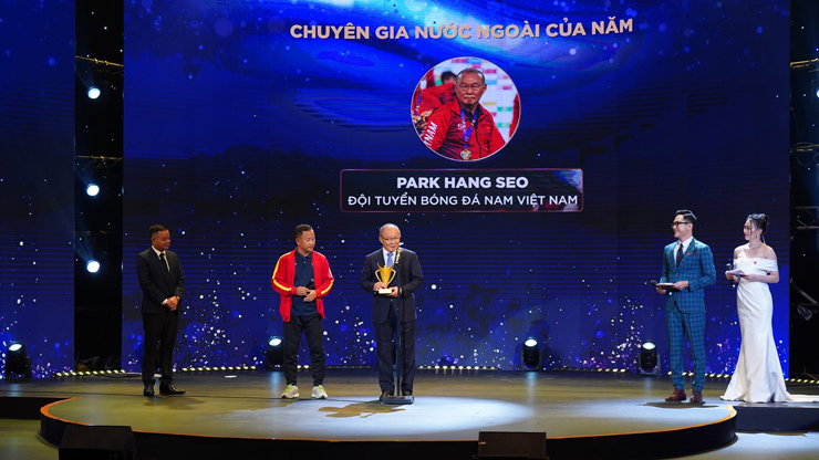 Ông Park nhận giải thưởng Chuyên gia nước ngoài xuất sắc của năm