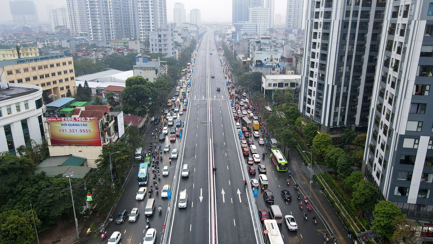 Những phương tiện đầu tiên di chuyển lên đường trên cao, thay vì đi đường Minh Khai - Trường Chinh bên dưới như trước.