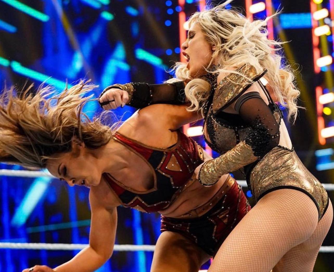 Các nữ đô vật gợi cảm luôn gây chú ý trên sàn đấu WWE.