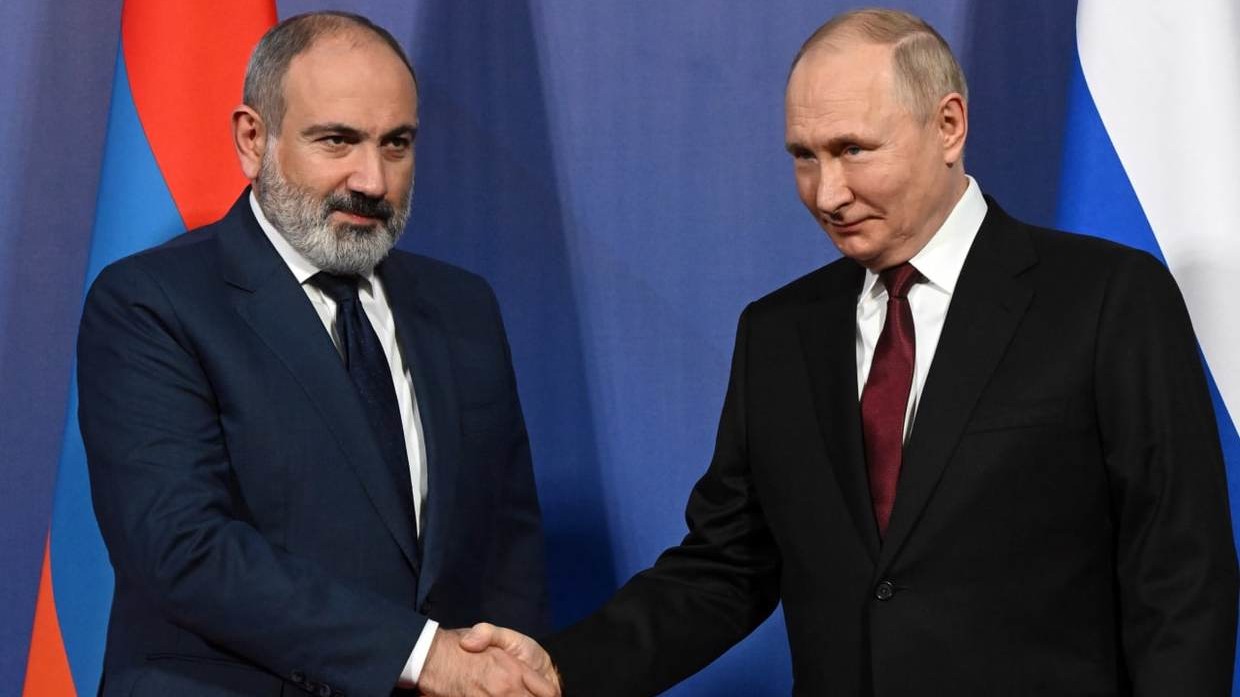 Tổng thống Nga Vladimir Putin (phải) gặp Thủ tướng Armenia&nbsp;Nikol Pashinyan vào ngày 23/11.