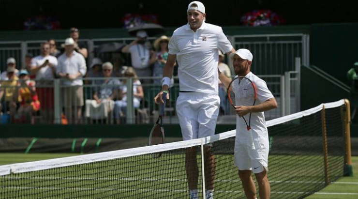 Isner (2m11) có những cú giao bóng hoàn hảo nhất thế giới