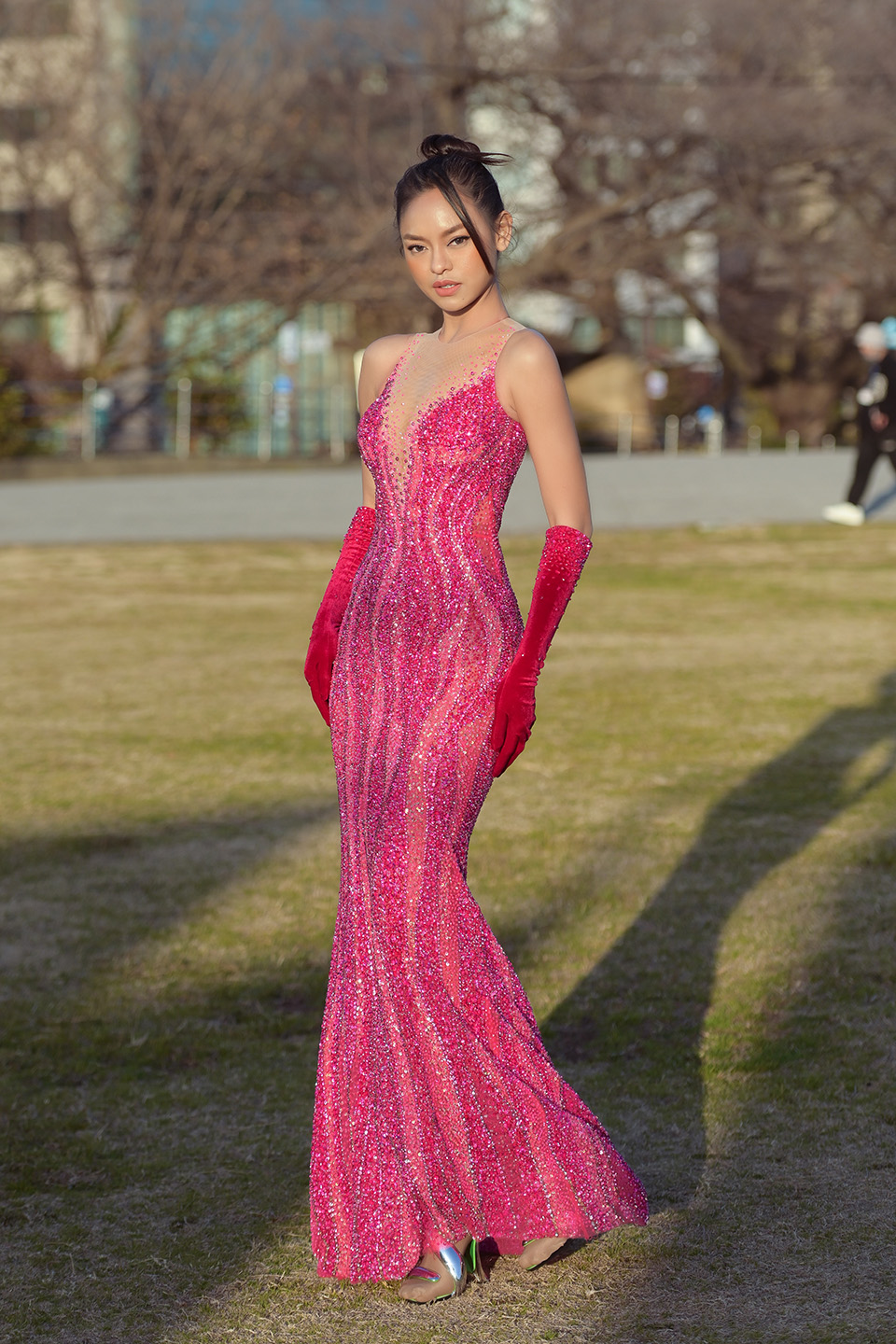 Mai Ngô diện váy ôm tôn dáng sang Nhật Bản chấm thi Hoa hậu - 1