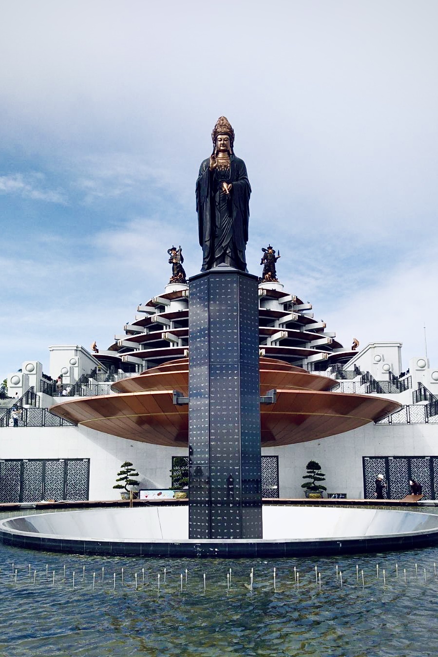 Cột kinh điêu khắc tâm kinh Bát Nhã ngay tại trung tâm quần thể tâm linh đỉnh núi Bà Đen