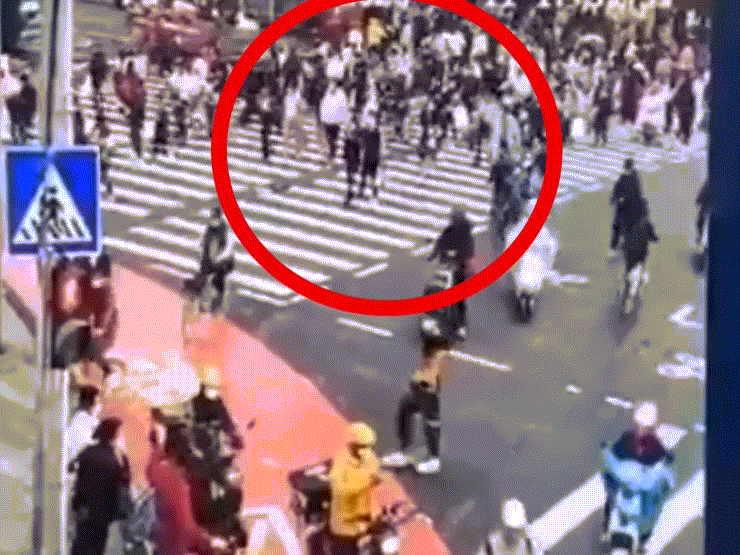 TQ: "Xe điên" lao vào đám đông gây thương vong lớn, tài xế bất ngờ tung tiền ra đường