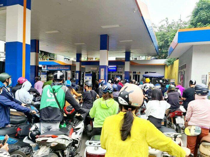Tình trạng xếp hàng mua xăng và nhiều cửa hàng đóng cửa vì thua lỗ là tâm điểm thị trường xăng dầu năm 2022