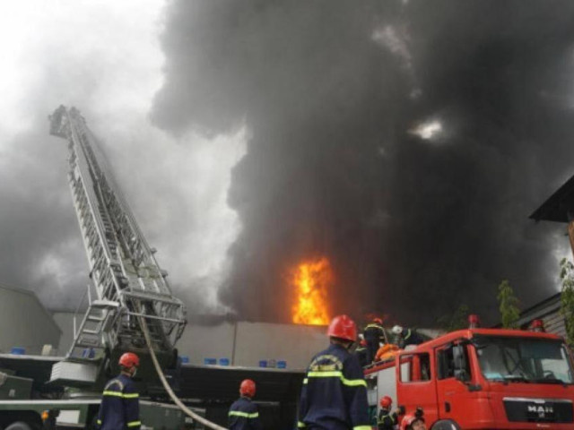 Cháy lớn trong Khu công nghiệp ở Đà Nẵng, hơn 100 cảnh sát cứu hỏa