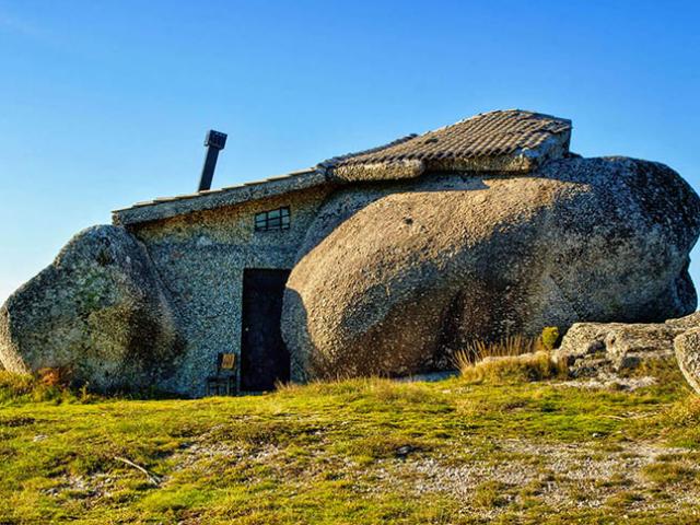 Ngôi nhà nằm trong tảng đá độc nhất vô nhị ở Bồ Đào Nha