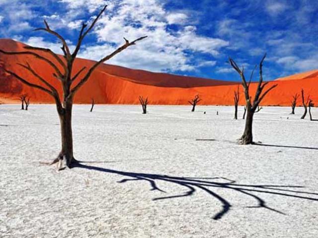 Sa mạc nguy hiểm nhất thế giới, nơi cồn cát đỏ rực mọc trên nền đất trắng như tuyết
