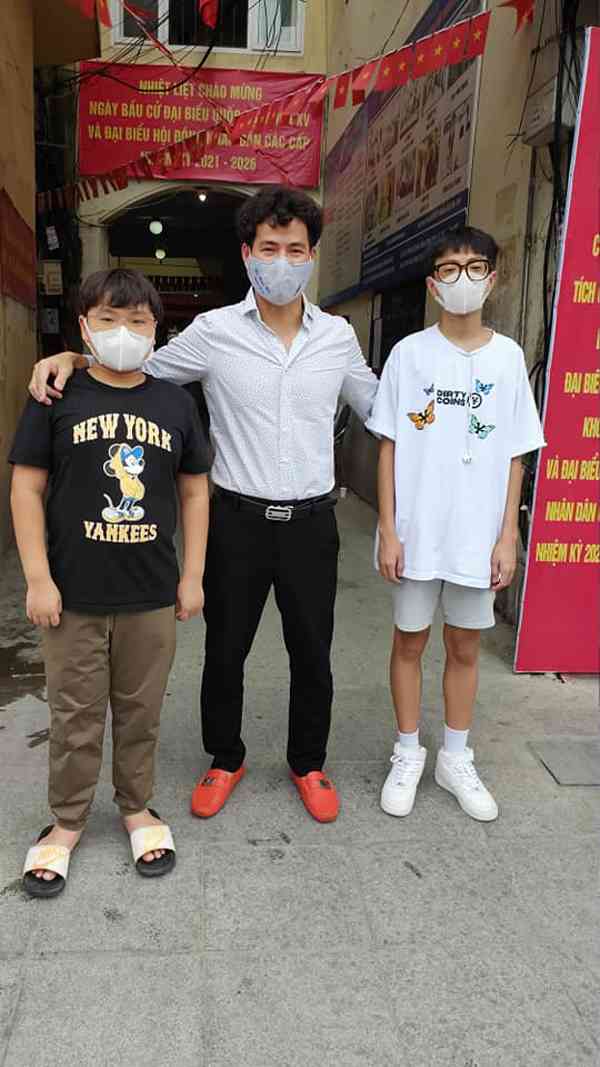 Anh cũng đưa 2 con tham gia các chương trình thiện nguyện.