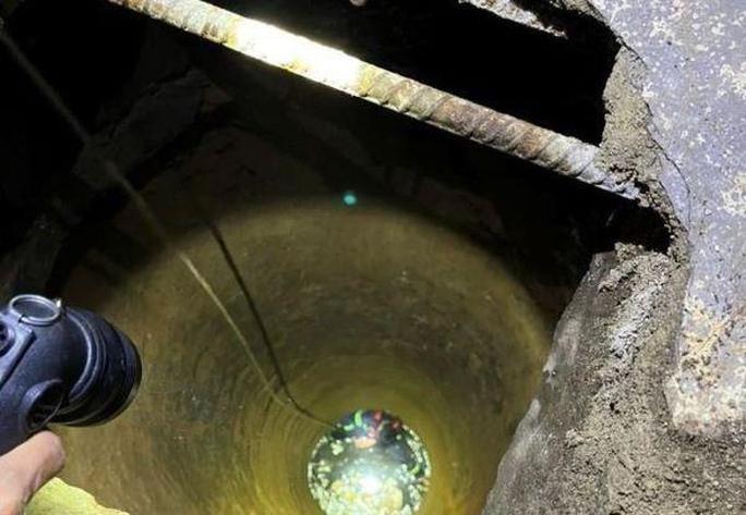 Giếng sâu nơi 2 bố con bị rơi xuống. Ảnh: NLĐO