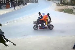 Tin tức trong ngày - Clip: Ôm cua góc 90 độ như tay đua, 2 thanh niên “đầu trần” gặp ngay hậu họa