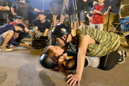 Phim - Hậu trường Quỳnh Nga "mượn rượu" hôn phi công trẻ lúc nửa đêm là thế này