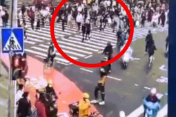 Thế giới - TQ: "Xe điên" lao vào đám đông gây thương vong lớn, tài xế bất ngờ tung tiền ra đường