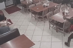 Thế giới - Vụ thực khách bắn 9 phát đạn thật vào tên cướp cầm súng giả: Người nổ súng lên tiếng