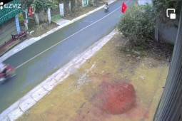 Xe máy - Xe đạp - Clip: "Nữ quái" xe máy gặp thanh niên sang đường và cái kết