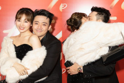 Phim - Trấn Thành ôm hôn Hari Won, dàn mỹ nhân hội tụ thảm đỏ "Nhà bà Nữ"