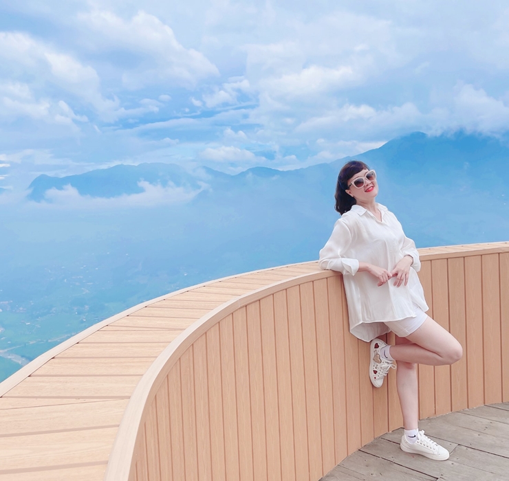 Vân Dung rất hạn chế chia sẻ về gia đình.&nbsp;"Sôi nổi ở trên khấu thôi còn về đến nhà mình phải giữ một góc riêng cho mình chứ. Cái gì cũng lên sân khấu kể hết, lên báo kể hết thì còn gì là góc của riêng mình, ngoài đời phải bí mật như thế thì mới an nhiên (cười)", cô chia sẻ với chúng tôi.&nbsp;
