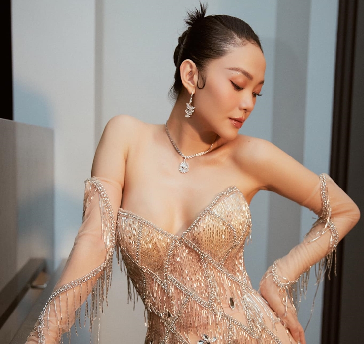 Ngoài những dự án về phim ảnh, âm nhạc Minh Hằng còn được khán giả gọi là “Nữ hoàng quảng cáo” vì là gương mặt đại sứ thương hiệu cho rất nhiều nhãn hàng. Ngoài ra, người đẹp 9X còn lấn sân làm nhà sản xuất phim.
