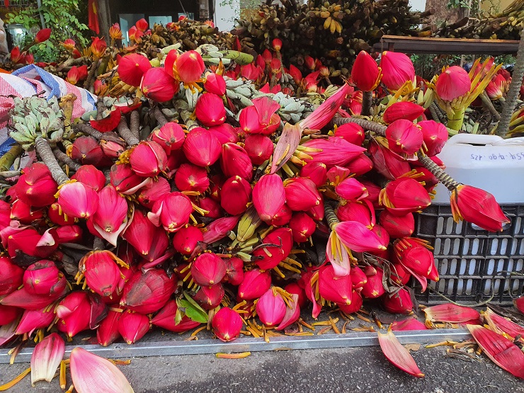 Gian hàng bán hoa chuối rừng đỏ rực góc phố.