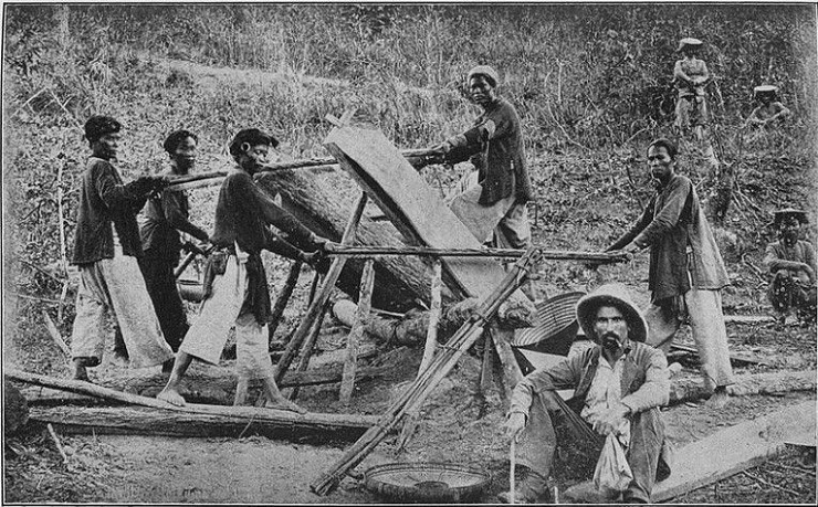 Công nghệ phát triển, cưa điện đã dần thay thế những người thợ sơn tràng (xẻ gỗ)