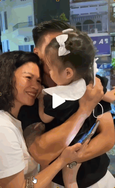 Bên cạnh mẹ và cháu gái thì sự chú ý của dân mạng hầu hết đổ dồn vào cô gái đứng phía sau - người được cho là Chu Thanh Huyền - bạn gái tin đồn của nam cầu thủ&nbsp;