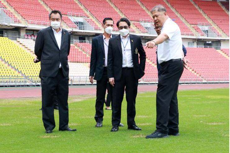 Tiến sĩ Kongsak Yodmanee (đeo kính đen), Giám đốc thể thao LĐBĐ Thái Lan (FAT) đi khảo sát sân Rajamangala ngày 11/1 khi cơ quan này định đổi từ sân Thammasat sang sân này tiếp đón ĐT Việt Nam