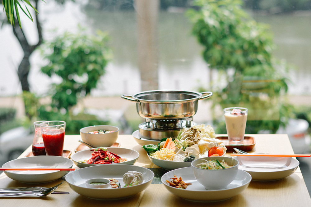 Thưởng thức món ăn thuần chay cùng view hồ Bán Nguyệt