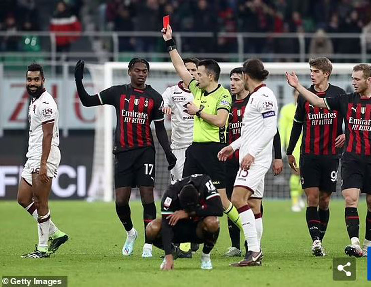 AC Milan được chơi hơn người từ phút 70 sau chiếc thẻ đỏ của Koffi Djidji (ngoài cùng bên trái)