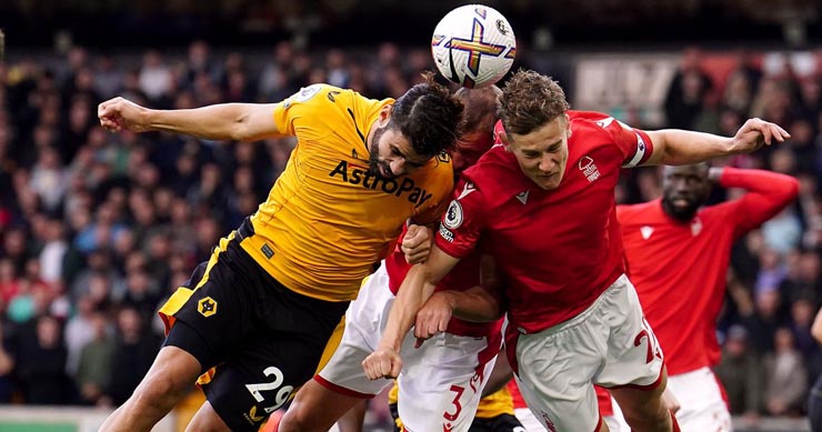 Trận đấu giữa Nottingham Forest (áo đỏ) và Wolverhampton diễn ra hấp dẫn