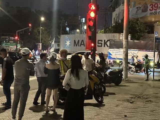 Tin tức trong ngày - Thấy cô gái bị CSGT lập biên bản, nhóm thanh niên có phản ứng bất ngờ