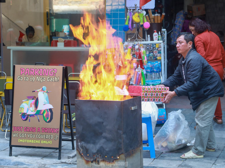 Hằng năm, vào ngày 23 tháng Chạp (âm lịch) người dân lại làm cơm cúng ông Táo. Sau khi làm lễ xong người dân hóa vàng mã và mang cá chép ra sông, hồ thả.