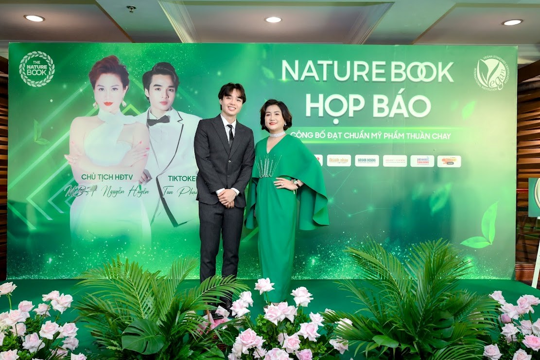 Tun Phạm cùng Chủ Tịch Hòa Bình Group Nguyễn Huyền tại họp báo công bố Nature Book đạt chuẩn mỹ phẩm thuần chay
