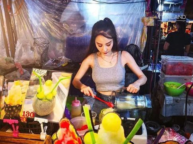 Cô chủ quán nước ép trái cây này được nhiều trang báo mạng Thái Lan đăng tải hình ảnh vì ăn diện "bắt mắt" bán hàng.
