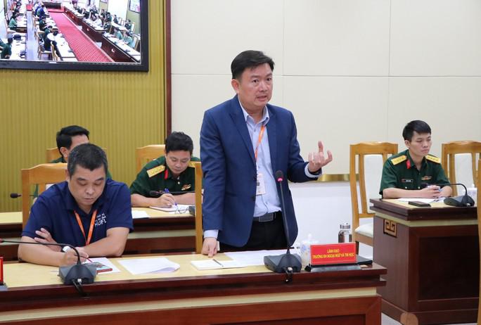 Đại diện trường HUFLIT phát biểu tại buổi làm việc với Quân khu 7