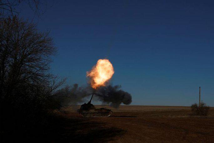 Quân đội Ukraine khai hoả gần TP Soledar ngày 11-1. Ảnh: Reuters