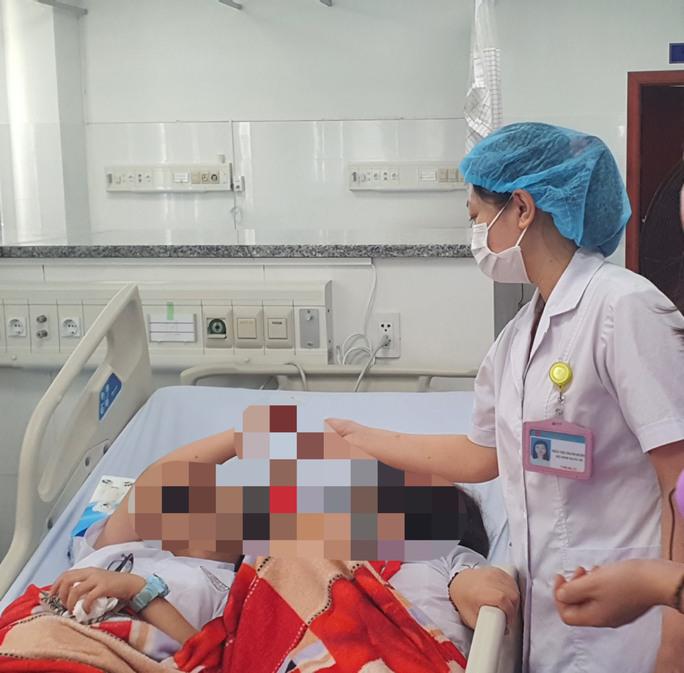 Các em học sinh được theo dõi tại Bệnh viện Vũng Tàu