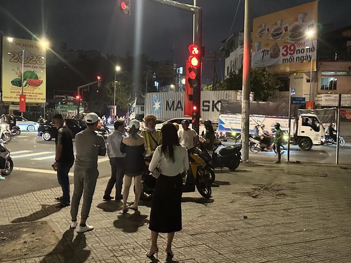 Hai cô gái trong nhóm nam nữ bị phát hiện vi phạm về nồng độ cồn