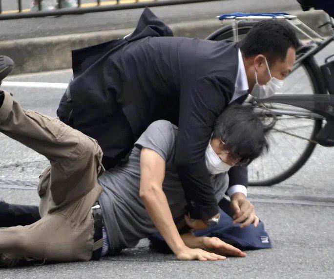 Tetsuya Yamagami bị cảnh sát bắt ngay hiện trường hôm 8-7 - Ảnh: The Yomiuri Shimbun/AP