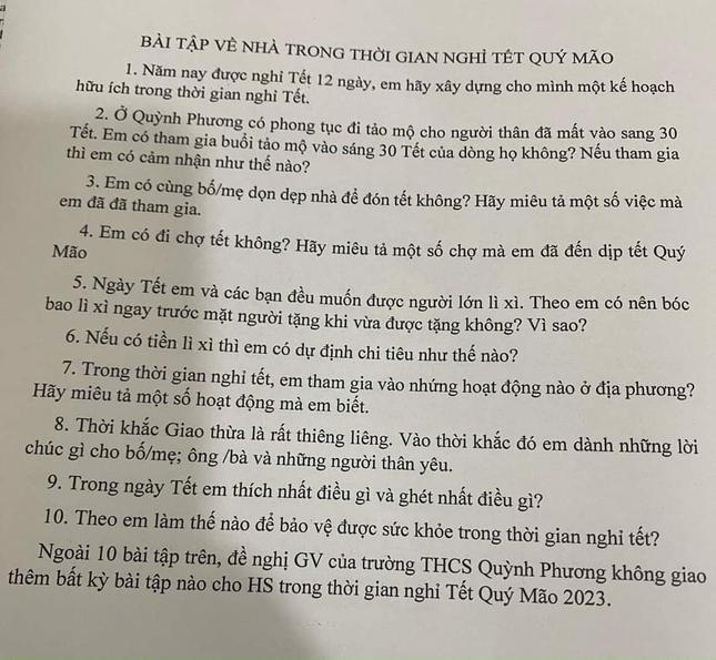 Tờ đề bài tập Tết đầy thú vị và mới mẻ của thầy hiệu trưởng. (Ảnh: Nguyễn Hữu Tình)