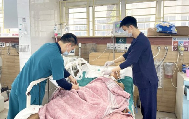 Một ca ngộ độc rượu đang điều trị tại Bệnh viện Bạch Mai. Ảnh: Báo GT