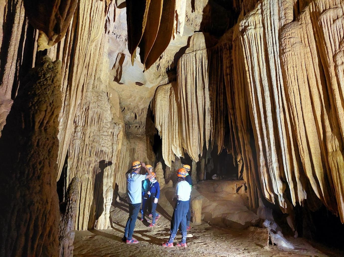 “Bức tranh nghệ thuật” bên trong các hang động.