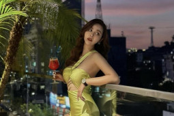 "Cô trưởng phòng" xinh, giàu nức tiếng, mặc áo tắm đi bơi còn mang thêm đồng hồ nửa tỷ