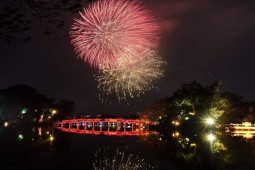 Thị trường - Tiêu dùng - Người dân vẫn chi tiền triệu cho pháo hoa đêm giao thừa