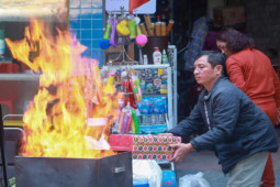 Tin tức trong ngày - Phố cổ Hà Nội "đỏ lửa" tiễn sớm ông Công ông Táo chầu trời