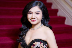 Thời trang - NSND Thu Hà "Lá ngọc cành vàng" sang trọng, cuốn hút với đầm cúp