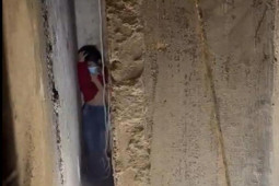 Tin tức trong ngày - Nghẹt thở cuộc giải cứu cháu bé kẹt giữa 2 bức tường nhà