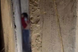 Tin tức trong ngày - Tin tức 24h qua: Bé 9 tuổi rơi từ tầng 2, mắc kẹt trong khe hở 25cm giữa 2 nhà