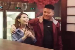 Clip hài hước - Anh chàng ngoại tình dùng chiêu che mắt nhưng vô tình vị vợ phát hiện